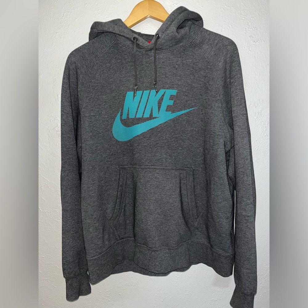 Men’s gray Nike hoodie sweatshirt. Large.